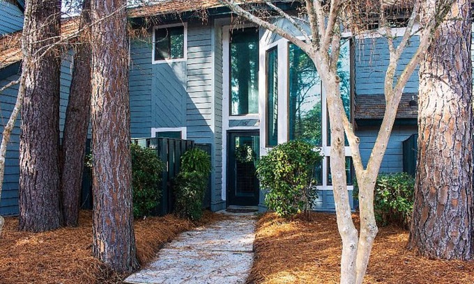 Snee Farm Condominio | Updated Condo centrally located
