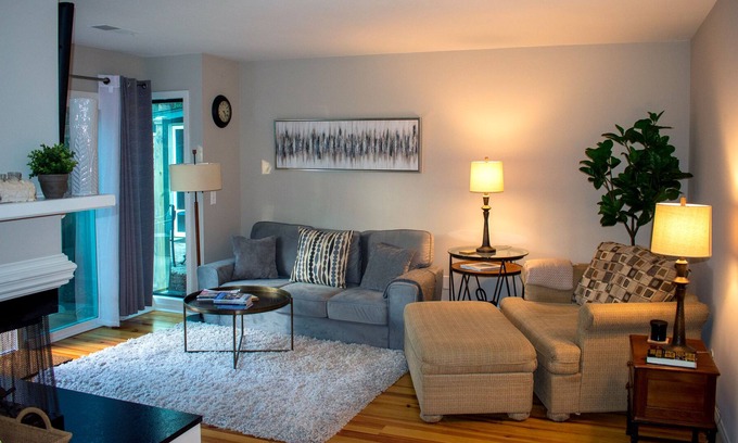 Snee Farm Condominio | Updated Condo centrally located