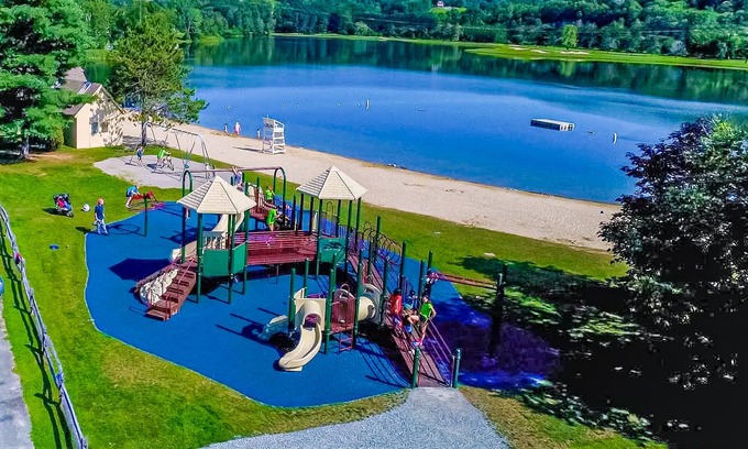 Quechee Condominio | Updated condo near the river with fireplace & access to Quechee Club amenities