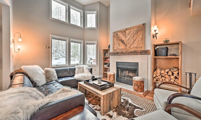 East Burke Apartamento | Updated Condo Next to Burke Mountain Bike Trails!