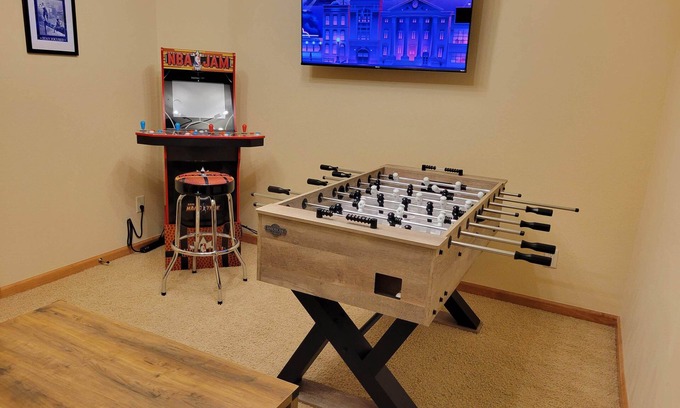 Arkdale Condominio | Updated Condo w PopAShot,Arcade,Foosball,gamerm! Pool/hot tub resort