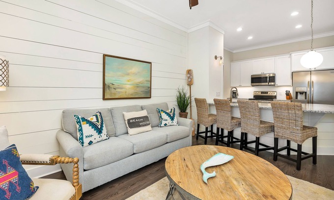 King City Condominio | Updated condo with pool & steps to village