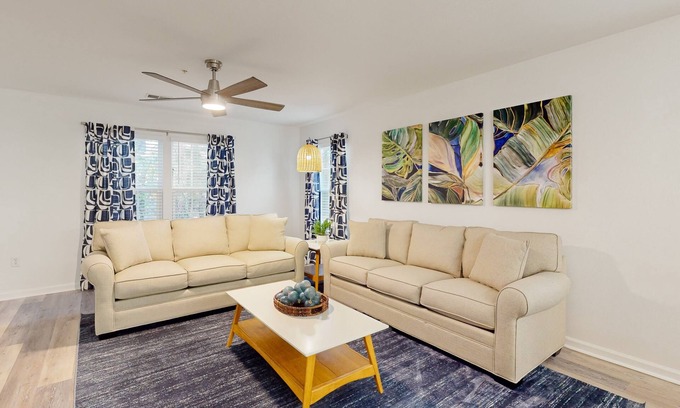 Carolina Forest Condominio | Updated condo with screened porch & shared pool - near golf/beach/shops