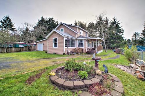 Coos Bay Casa | Updated Coos Bay Home about 2 Mi to Pacific Ocean