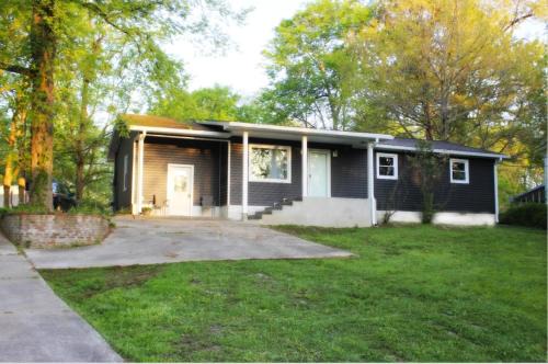 Cadiz Casa | Updated cottage, Screened Patio, Near Lake Barkley