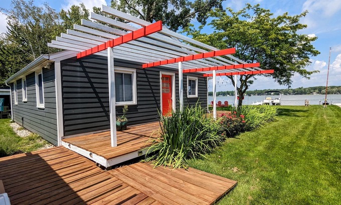 Grant Casa | Updated cottage with a huge deck, yard, fire pit & pontoon boat in the summer