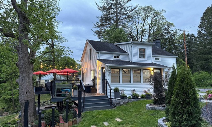 Tillson Casa | Updated Country Home in New Paltz. New 600+ sq ft deck!