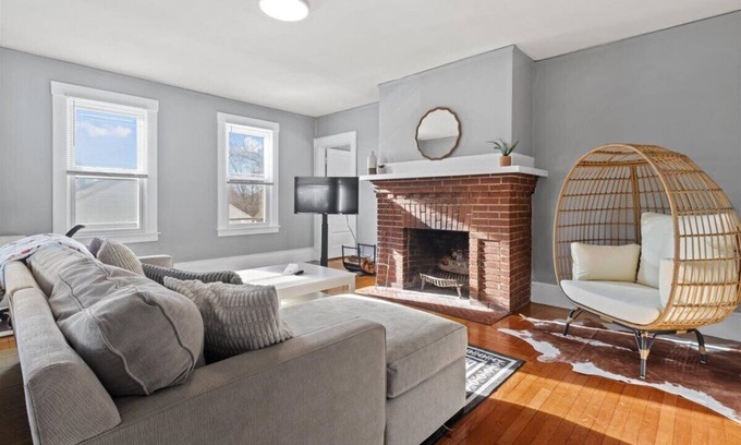 West Hartford Apartamento | Updated & Cozy 2bd Near Blueback w. Off street Parking, Utilities + Wifi