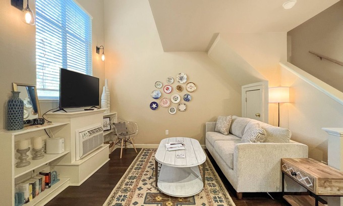Fayetteville Condominio | Updated dog-friendly condo with open-layout and central AC - near local trails