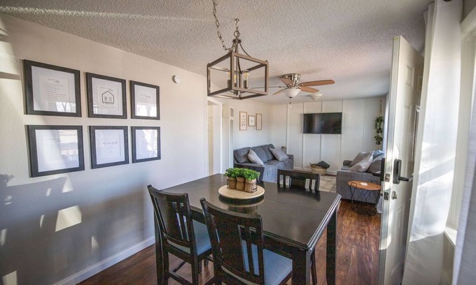 Caney Casa | Updated Downtown Bungalow