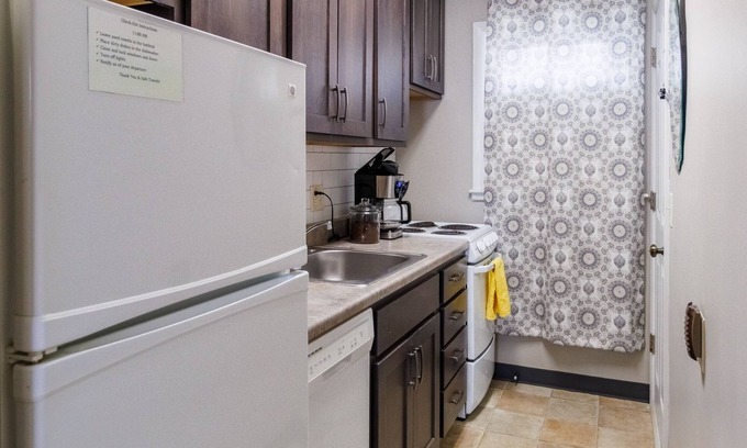 Lincoln Casa | Updated Entire Townhome Open Floorplan