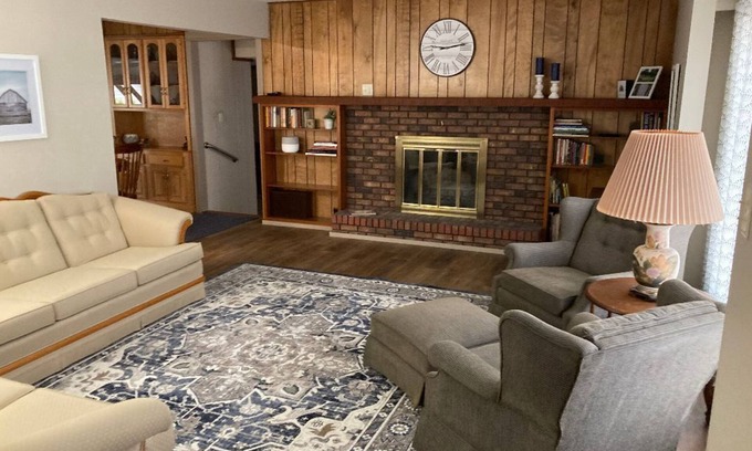 El Dorado Casa | Updated family home in quiet neighborhood.