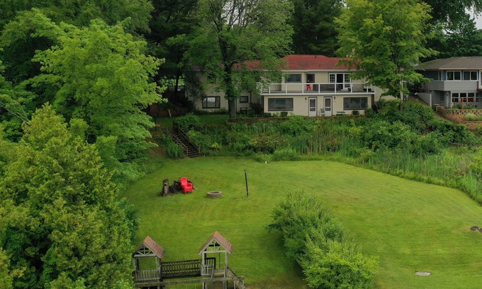 Whitehall Apartamento | Updated guest apartment with lake views and close to Lake Michigan beaches