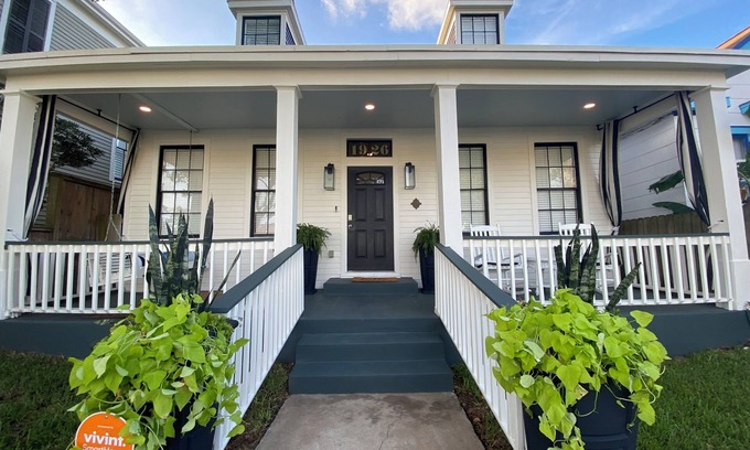 Galveston Cabaña | Updated Historic Home Walk to Beach- Pet Friendly!