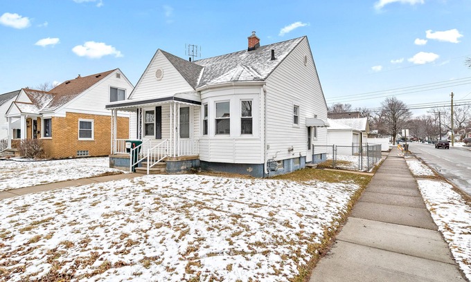 Dearborn Casa | Updated Home! 10 min to Airport/Greenfield Village
