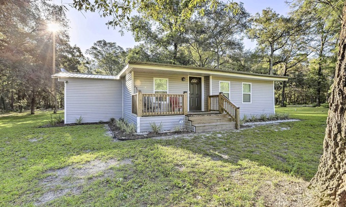 Manattee Road Cabaña | Updated Home Near Manatee Springs State Park!
