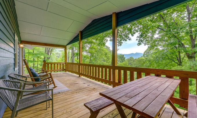 Mountain Springs Casa | Updated Home w/ Private Hot Tub & Mtn Views!