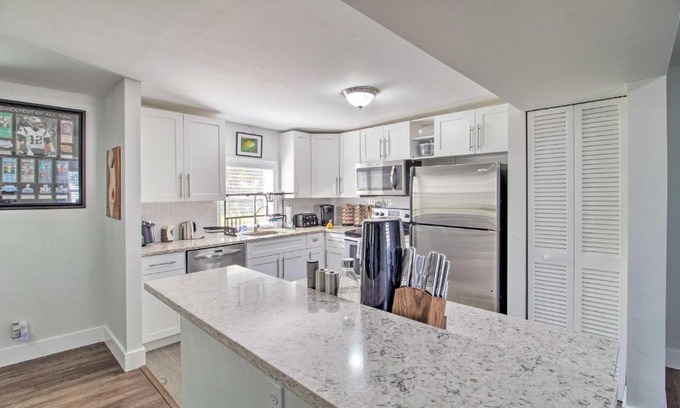 Progressive Northwest Casa | Updated Home with Patio and Yard Less Than 2 Mi to Palm Beach!