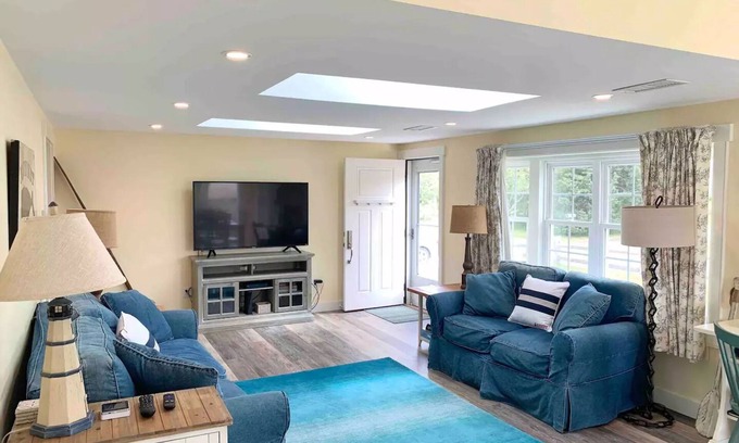 West Dennis Casa | Updated House - 5 min. walk to beach w/fire pit