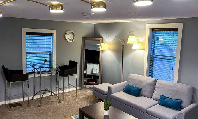Bangor Casa | Updated house close to downtown and the airport.