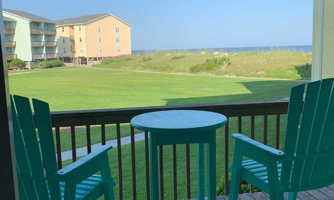 Surf City Condominio | Updated in 25! 1 minute walk to Beach & Pool! 1 Bedroom + Bunk Beds. 10.0 Rated!