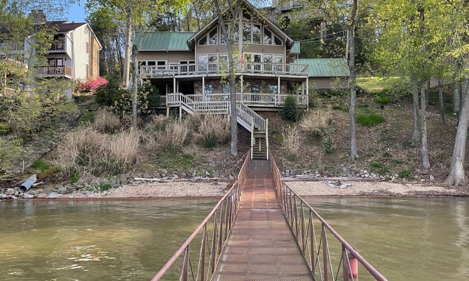 Iuka Casa | Updated lake house on beautiful Bear Creek!