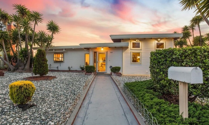 Edgemar - Pacific Manor Casa | Updated Lux Mid-Century Modern Home 0.5mi to Beach