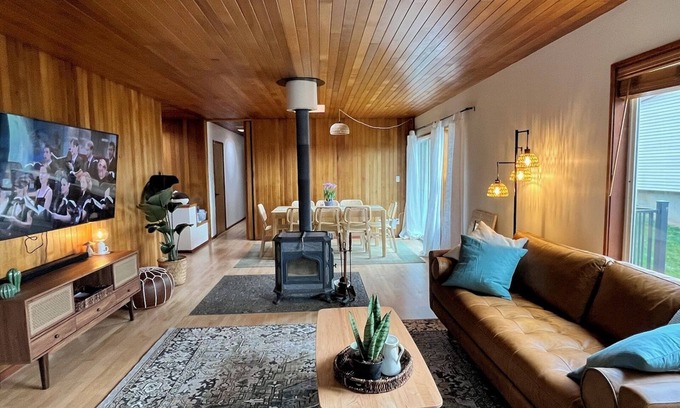 Moscow Casa | Updated Mid Century Modern next to University. Retro vibe! Close to Downtown.