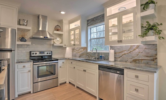 Downtown Cabaña | Updated & Modern House < 1 Mi to Dtwn Bentonville!
