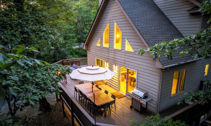 Laurel Ridge Casa | Updated Mtn House 2 Mins to Resort: 3King Beds, HotTub, Game room, Family & Pets