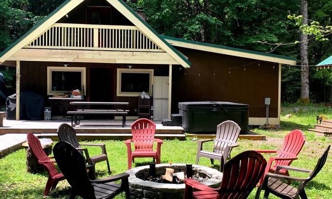 Greenwater Cabina | UPDATED-Peaceful Riverfront Cabin - Hot tub-Greenwater-Crystal Mtn. -Mt.Rainier