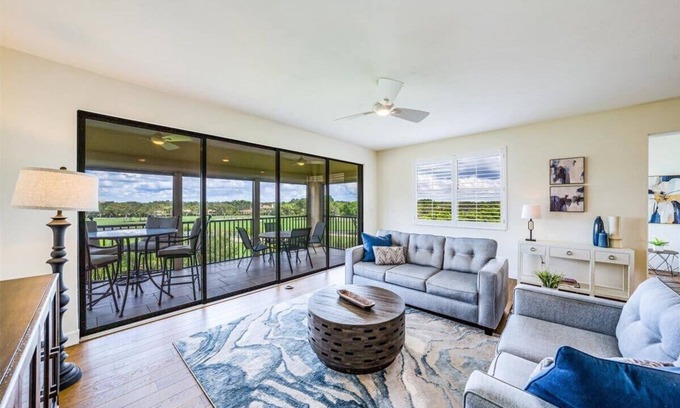 Calais Condominio | Updated Pelican Bay Condo - Private Beach & Pool