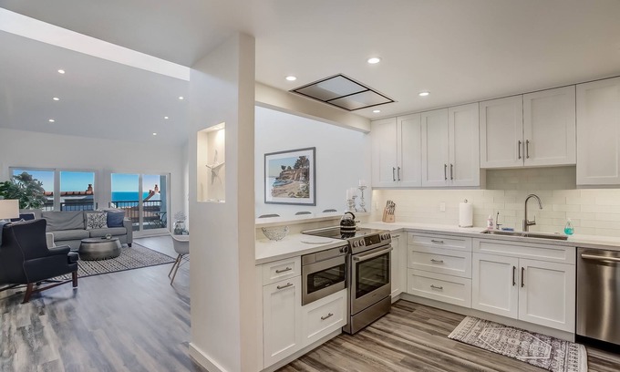 East Mesa Condominio | Updated Penthouse! Steps from the sand at Leadbetter Beach, pool, spa, BBQ and more!