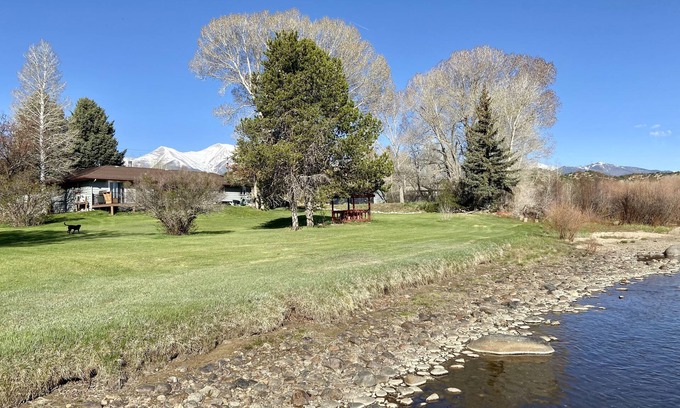 Buena Vista Casa | Updated, pet friendly home steps from the Arkansas River~ Fly Fishing & Rafting