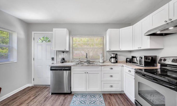 Riverside Heights Casa | Updated | Pet Friendly | Large Backyard | Riverside Heights Bungalow