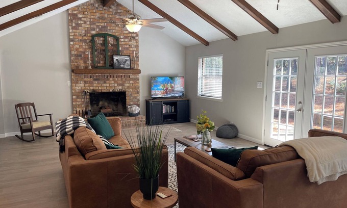Brookeland Casa | Updated Rayburn Country Home with outdoor space and plenty of room to entertain.