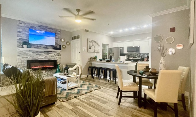 Seminole Condominio | UPDATED REMODELED CONDO- NO STAIRS 2 MILES TO THE BEACH! PETS ok! HEATED POOL