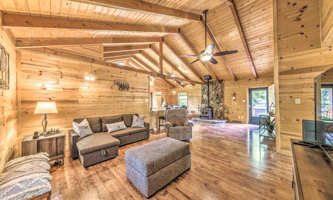 Ruidoso Casa | Updated Ruidoso Cabin with Spacious Deck and View