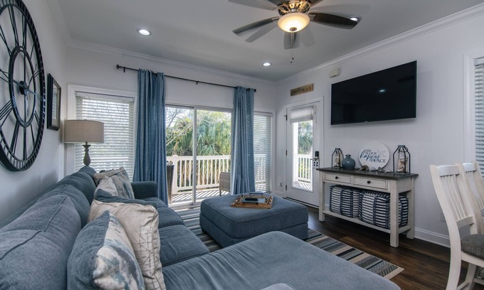 Edisto Island Condominio | Updated Second Floor Condo w/ Free Pool Access; Direct Beach Access; Cable TV/WiFi Access