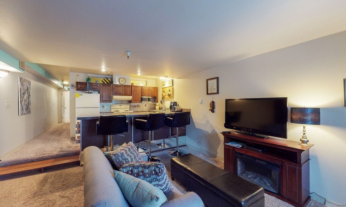 Alyeska Condominio | ¡NUEVO LISTADO! Condominio de ski-in / ski-out actualizado con sala de juegos compartida y sauna.