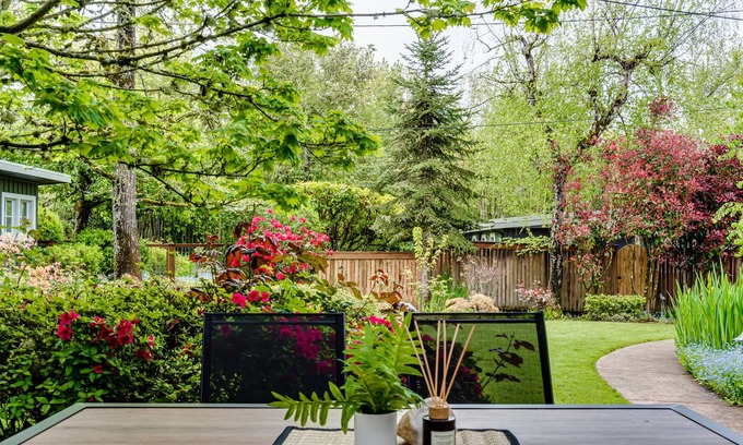 Amazon Casa | Updated South University-4 blocks to UO. Luxe + Comfort w/ 2 Suites!