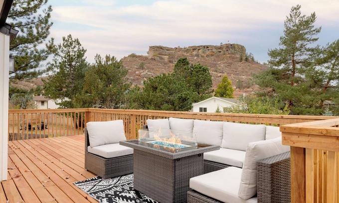Castle Rock Casa | Updated & Spacious 5-bedroom house with Views of the Rock and Mountains