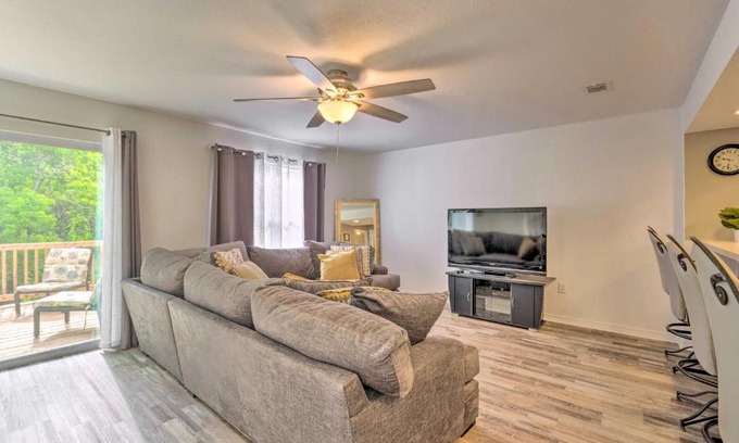 Valparaiso Casa | Updated Townhome with Deck about 12 Mi to Beaches!