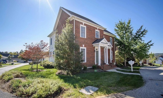 Blacksburg Casa | Updated townhouse, conveniently located 2 miles from VT campus, and downtown Blacksburg