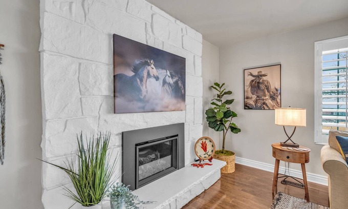 Sandy Casa | Updated Urban Retreat: Sleeps 9, Free Ski Rental, Near Ski Resorts, Pet Friendly, Spacious Backyard!