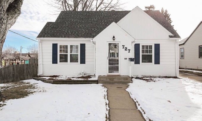 Sioux Falls Casa | Updated vintage style cottage near McKennan Park & next to Avera