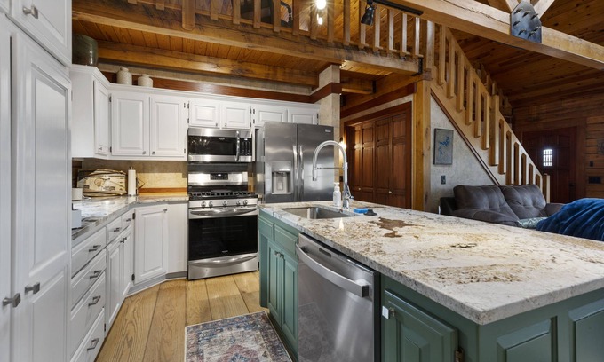 Rogers Cabina | Upgraded Cabin + Guest house on the lake! *hot tub*