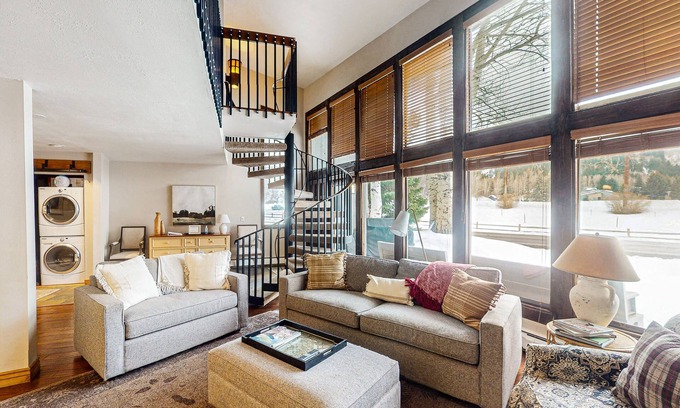 Eagle-Vail Condominio | Condominio actualizado con grandes ventanas, golf en el lugar, tenis compartido y baloncesto