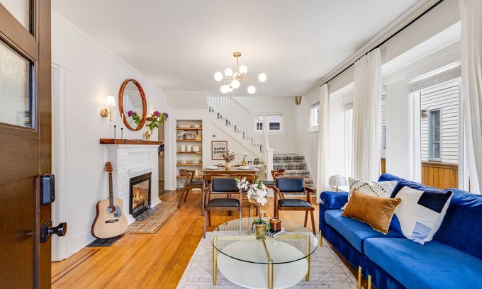 University District Casa | Upgraded Historical Gem 5BR/4Ba/with AC in U District
