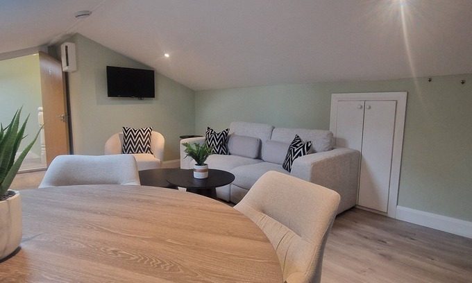 Rathgar Apartamento | Upgraded Loft Style Duplex at Rathmines Village